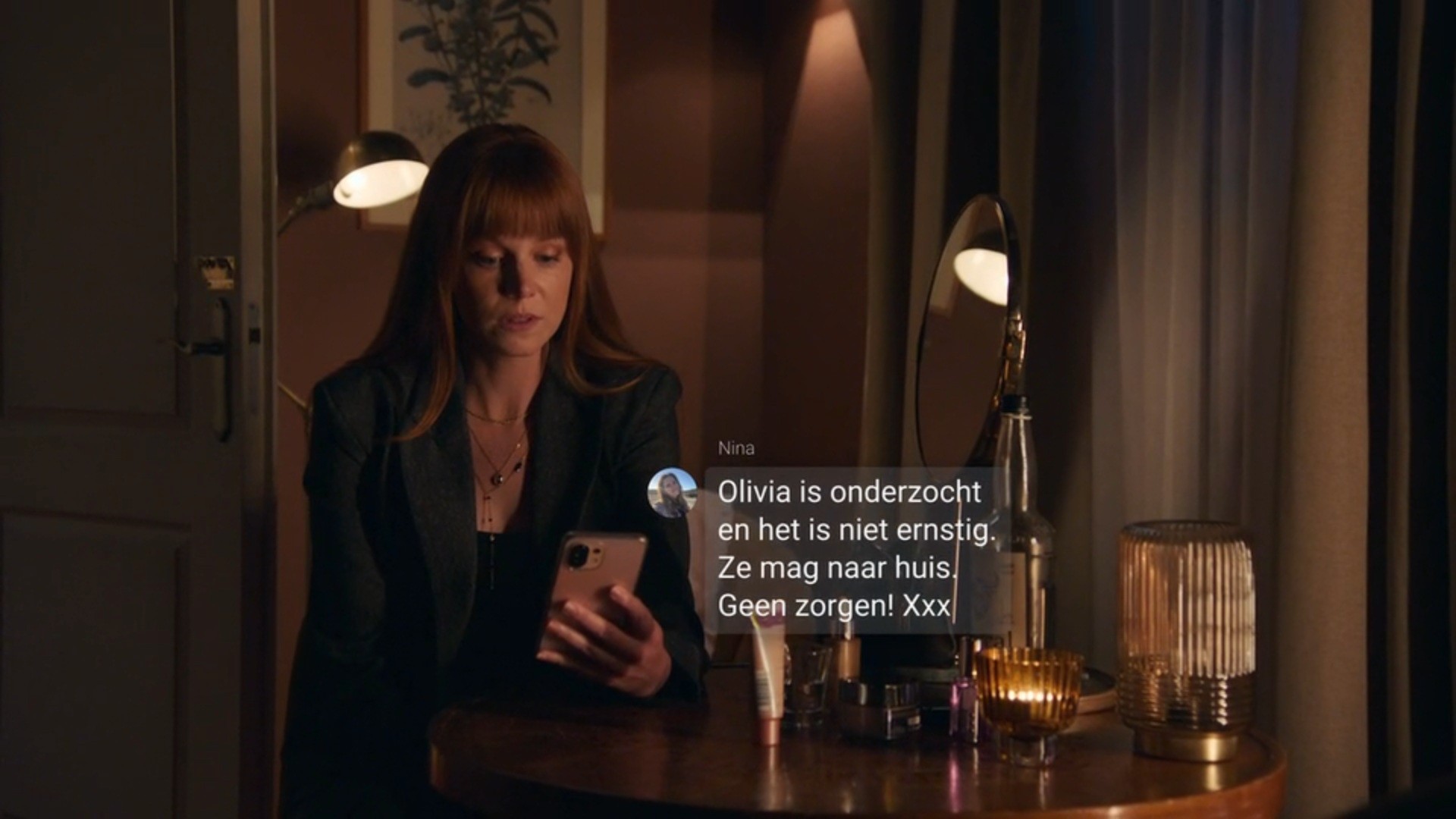 Shanti hoort het goede nieuws op afstand.